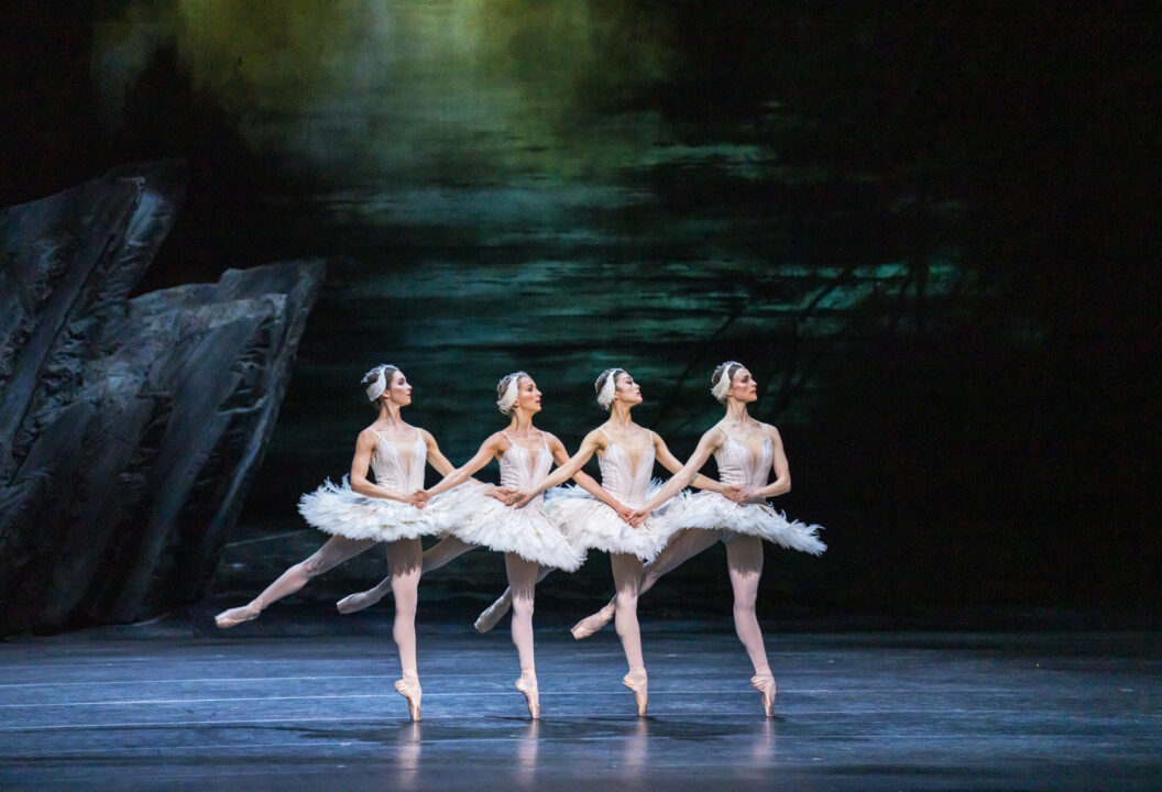 A scene from Swan Lake by The Royal Ballet @ ROH.
(Opening 13-05-2022)
©Tristram Kenton 05-22
(3 Raveley Street, LONDON NW5 2HX TEL 0207 267 5550  Mob 07973 617 355)email: tristram@tristramkenton.com