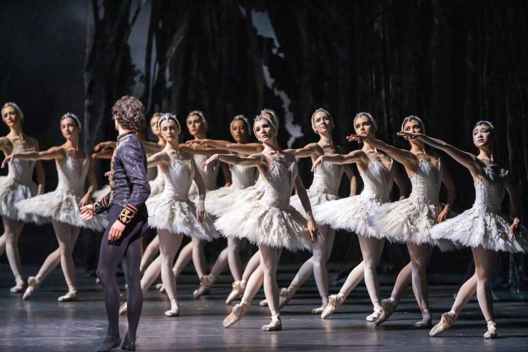 A scene from Swan Lake by The Royal Ballet @ ROH.
(Opening 13-05-2022)
©Tristram Kenton 05-22
(3 Raveley Street, LONDON NW5 2HX TEL 0207 267 5550  Mob 07973 617 355)email: tristram@tristramkenton.com