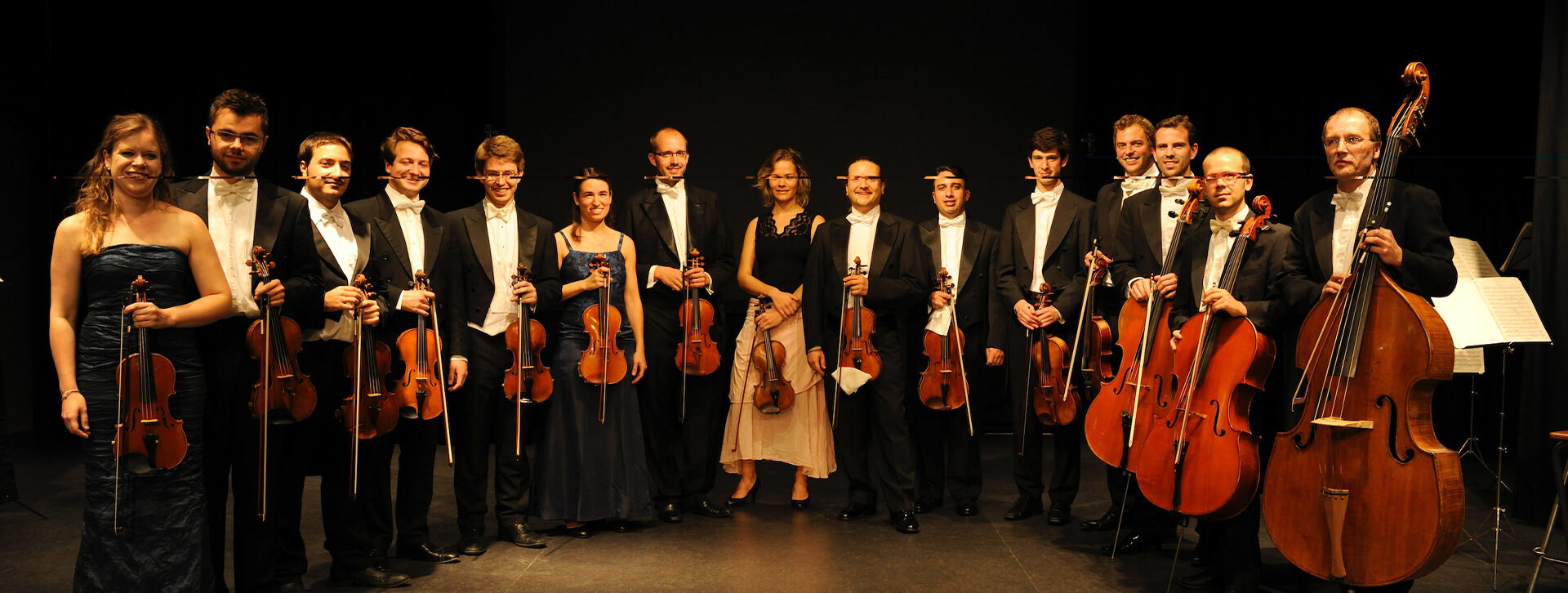 INTERNATIONAL CELEBRITY CHRISTMAS CONCERT OF DARTINGTON YOUNG MUSICIANS&#8217; SUPPORT  EUROPEAN UNION CHAMBER ORCHESTRA DIRECTOR/SOLOIST: HANS-PETER HOFMANN (With awardees from Dartington Young Musicians Support) “CONCERTOS FOR CHRISTMAS”